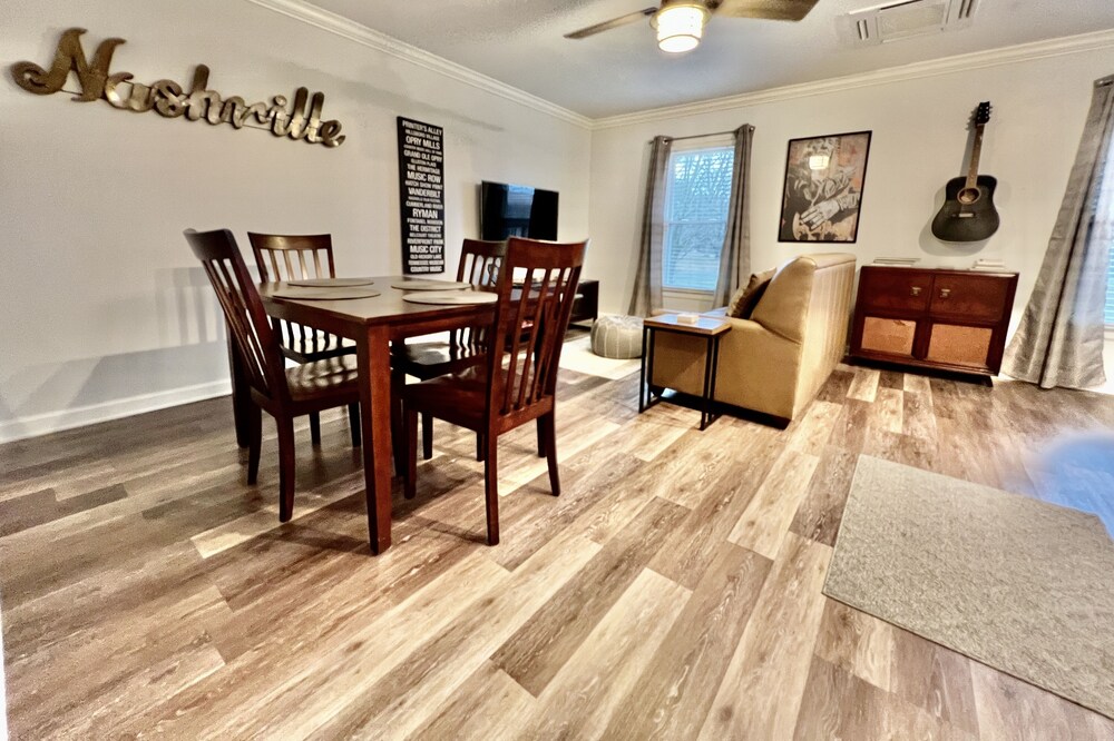 The Nashville Suite ~ 5*Location ~ Private Entrance ~ Free Parking