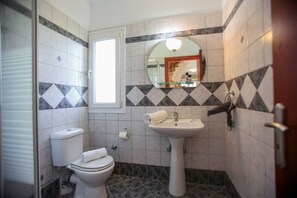 Shower, free toiletries, hair dryer