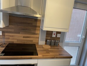 Fridge, microwave, oven, stovetop - 3 bed house close to amenities with private parking on gated premise (Handsworth)