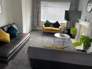 Smart TV - 3 bed house close to amenities with private parking on gated premise (Handsworth)