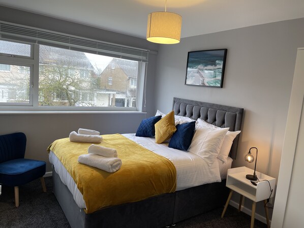 3 bedrooms, iron/ironing board, travel cot, free WiFi - 3 bed house close to amenities with private parking on gated premise (Handsworth)