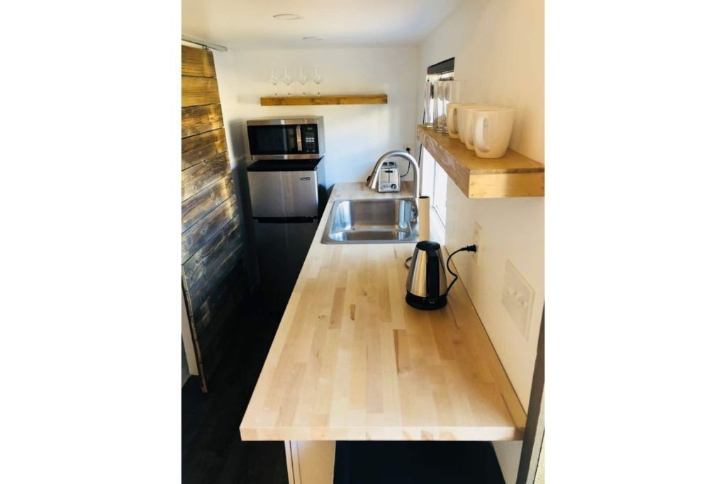Unique Tiny Home ~ 10Mins to Downtown ~ Deck + BBQ