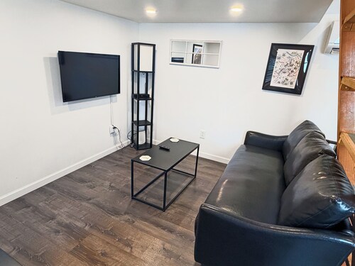Franklin tiny home with a fully fenced yard and deck, just 9 minutes to downtown