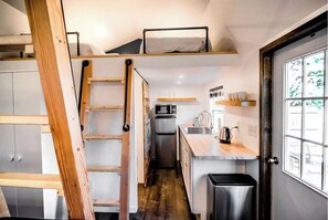 Kühlschrank, Mikrowelle, Wasserkocher mit Kaffee-/Teezubehör, Toaster
