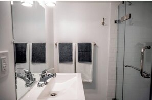 Dusche, Haartrockner, Handtücher, Seife