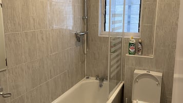 Combined shower/bathtub, towels