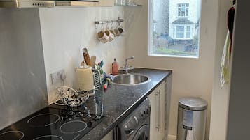 Refrigerador, horno, parrilla de estufa y tetera eléctrica