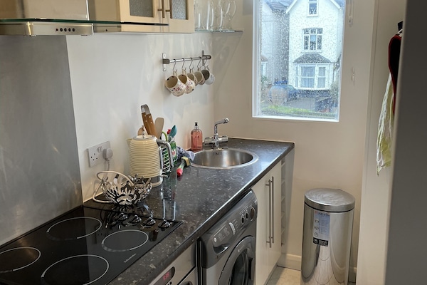 Kylskåp, ugn, spishäll och vattenkokare