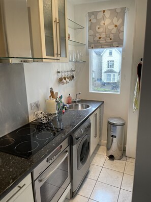 Kühlschrank, Ofen, Herdplatte, Wasserkocher