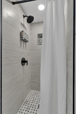 Dusche, Haartrockner, Handtücher, Seife