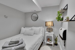 1 chambre, fer et planche à repasser, accès au Wi-Fi (inclus)
