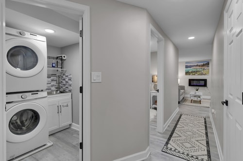 Cozy Modern Beautiful Studio+Parking. Walk to DC Metro. Perfect for Long Stays!