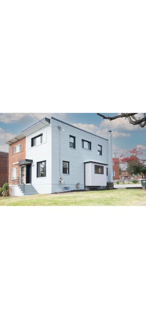 Exterior - Cozy Modern Beautiful Studio+Parking. Walk to DC Metro. Perfect for Long Stays! (Washington)