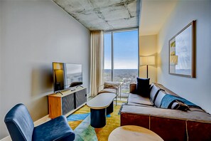 TV, ping pong, books - 17th-floor condo with pool and fitness room, fast WiFi, and washer/dryer (Austin)