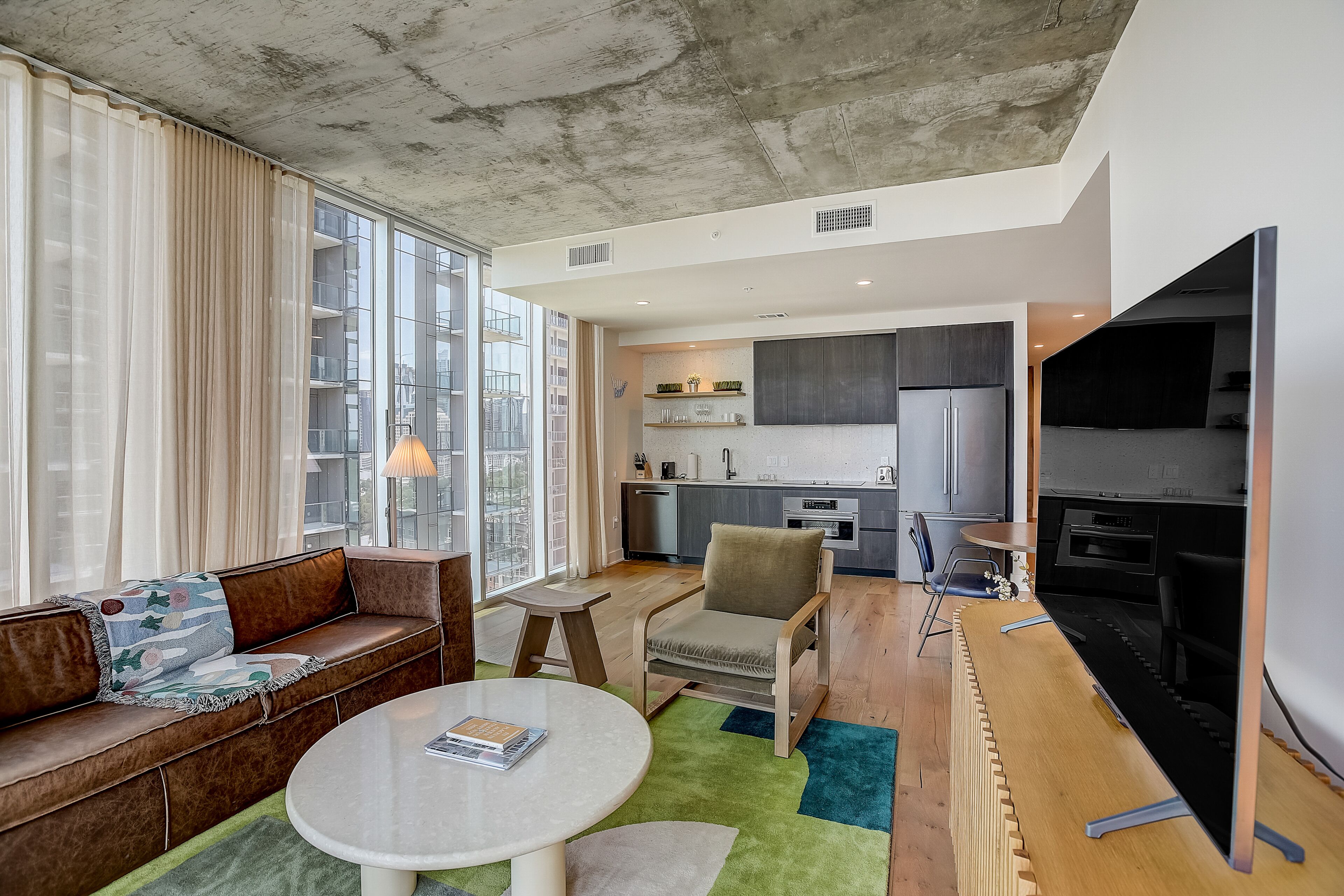 Brand new Rainey Street condo w/balcony, rooftop pool, fitness center - dog ok