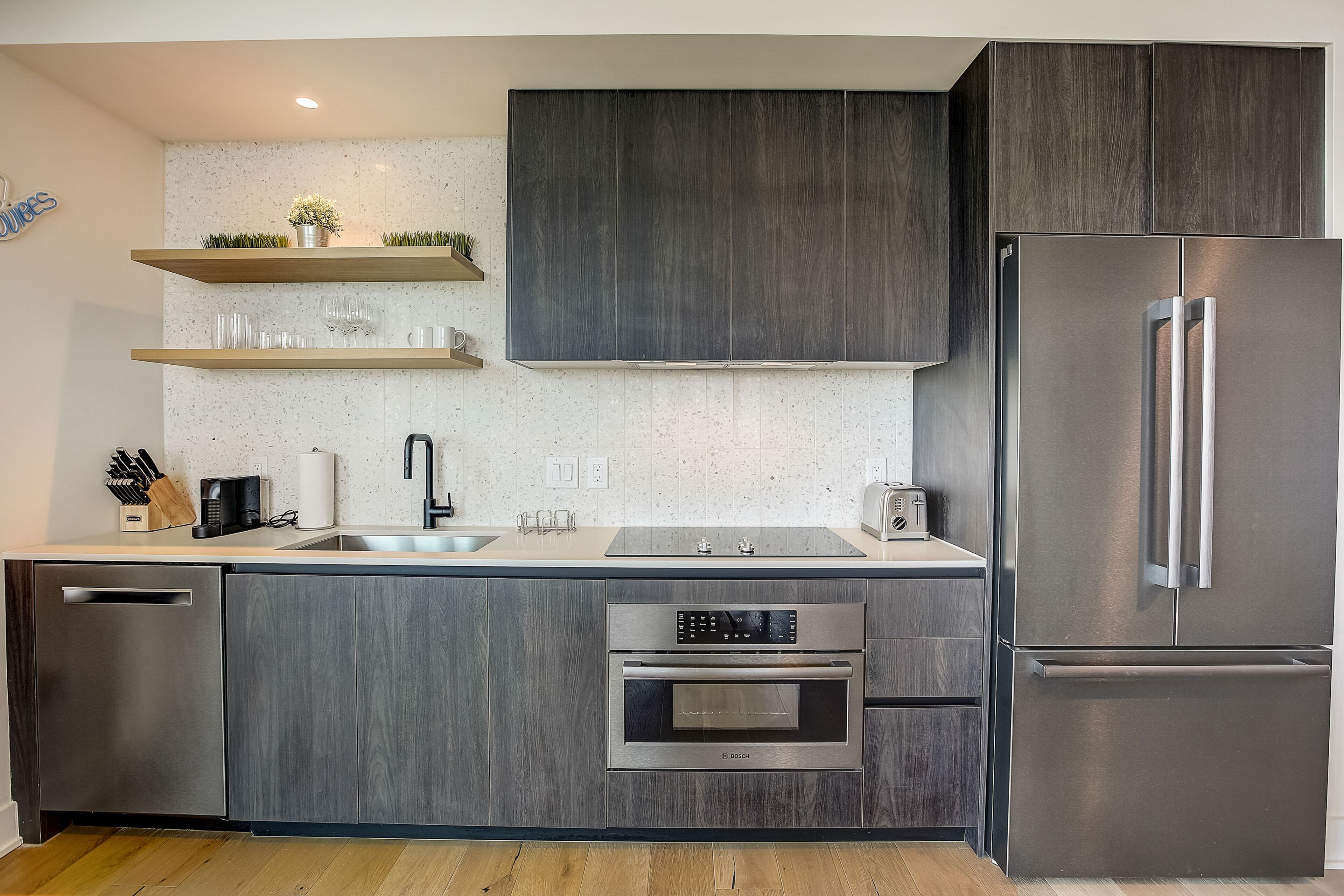 Brand new Rainey Street condo w/balcony, rooftop pool, fitness center - dog ok