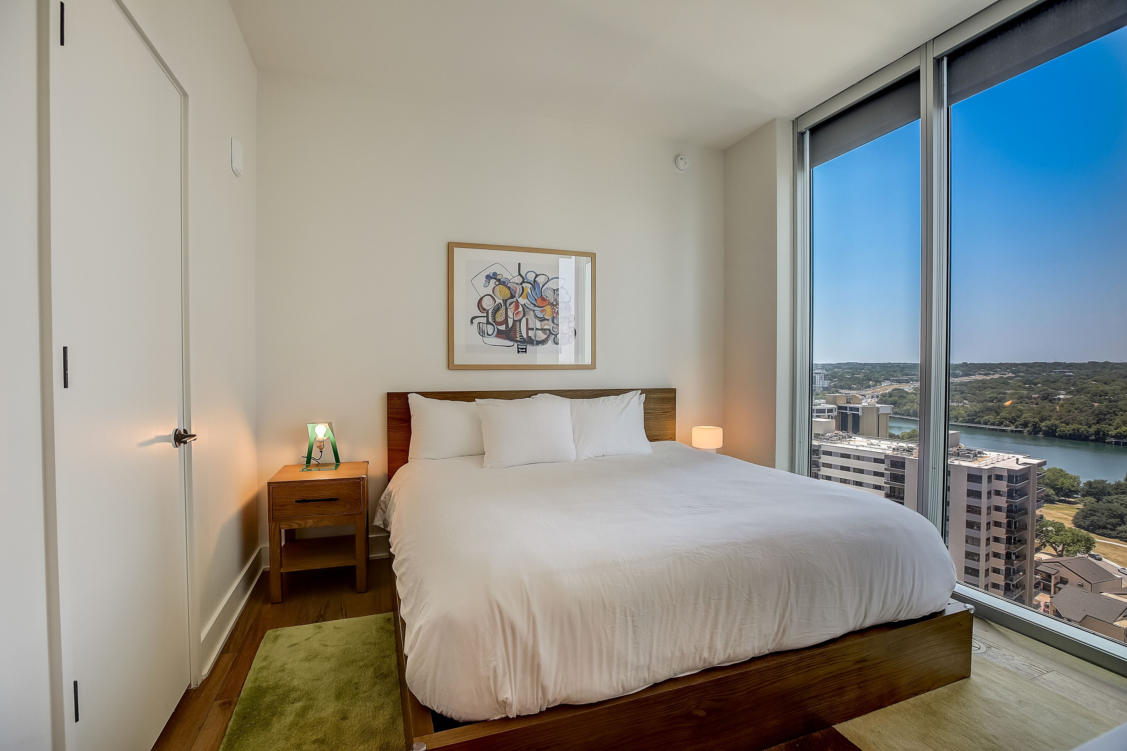 Brand new Rainey Street condo w/balcony, rooftop pool, fitness center - dog ok