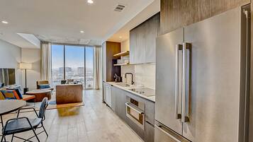 Réfrigérateur, four à micro-ondes, un four, surface de cuisson