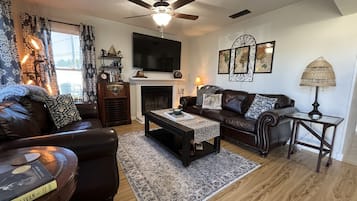 Smart-tv, een open haard en boeken