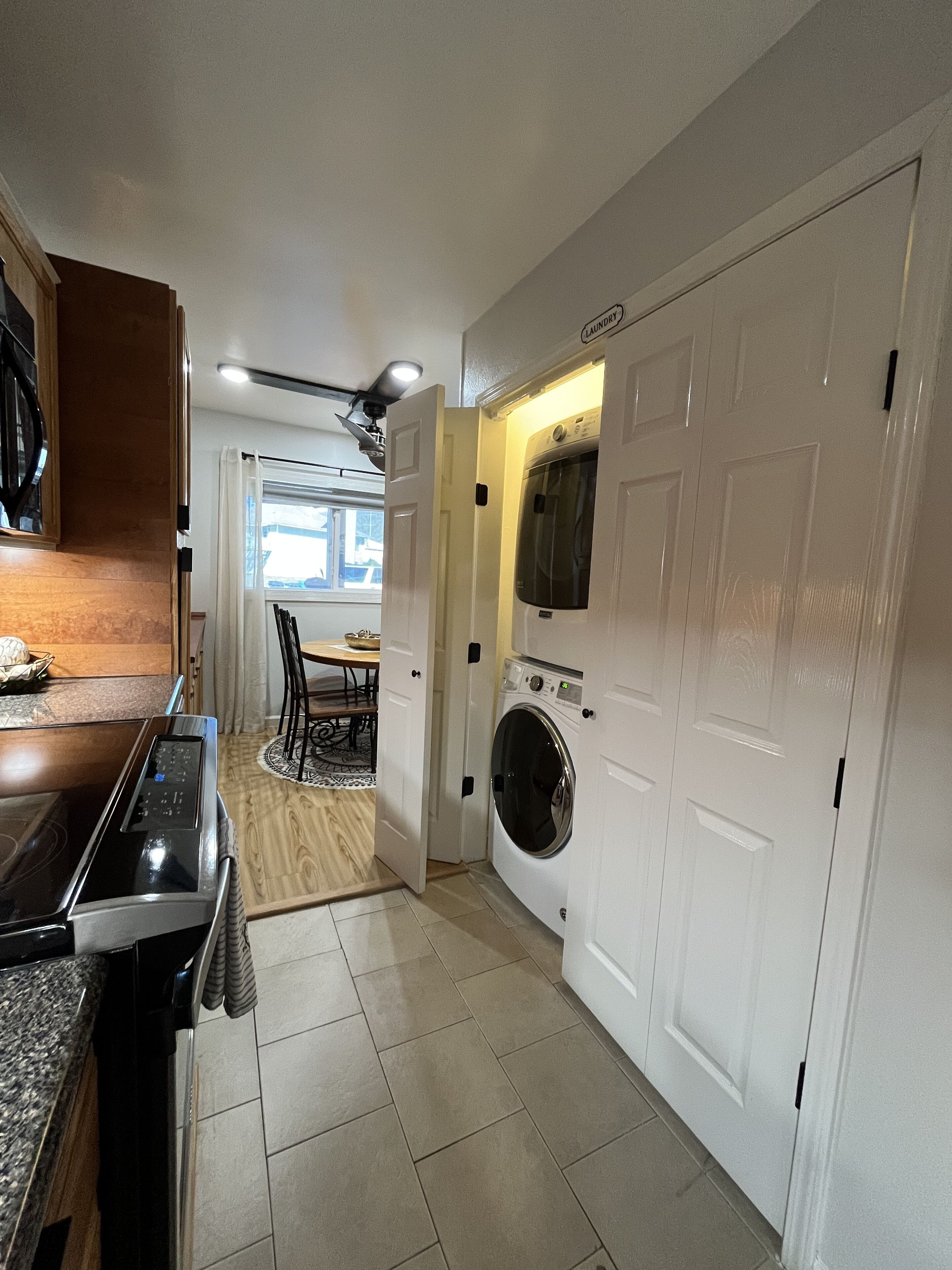 No chores! / 6 guests /⬇️stairs /🦮🐈/WI-FI/ easy access/ grill 