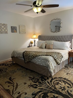 3 habitaciones, escritorio y tabla de planchar con plancha