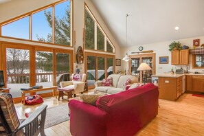 Télévision, cheminée, livres