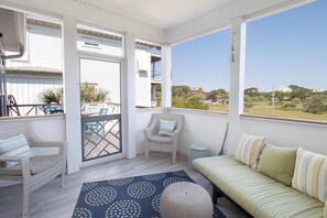 Smart TV, fireplace, DVD player - Across from the beach luxury~ Folly Beach Stay (Folly Beach)