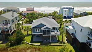 A coastal residential area with houses featuring balconies and a view of the ocean. - Across from the beach luxury~ Folly Beach Stay (Folly Beach)