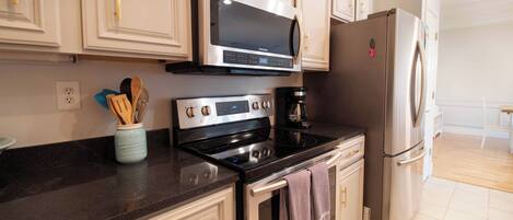 Refrigerador, microondas, horno y parrilla de estufa