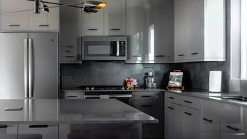 Réfrigérateur, micro-ondes, four, plaque de cuisson