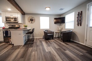 Een koelkast, een microgolfoven, een oven, een kookplaat