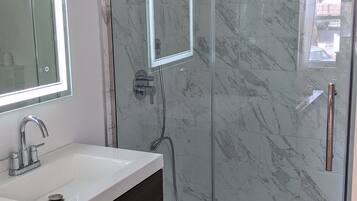 Dusch, hårtork, handdukar och tvål