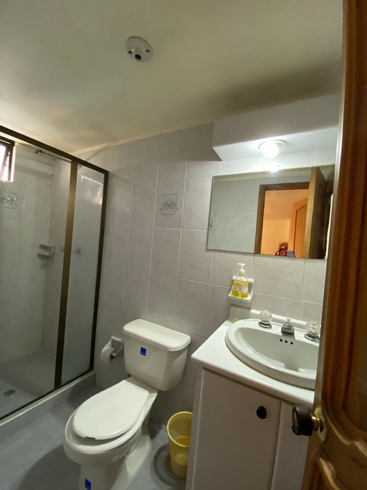 Central apartment, located between two parks.