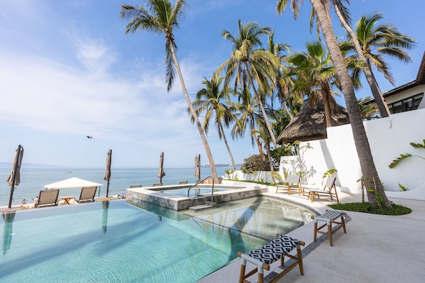 Alberca al aire libre y alberca climatizada