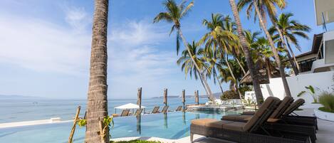 Alberca al aire libre y alberca climatizada