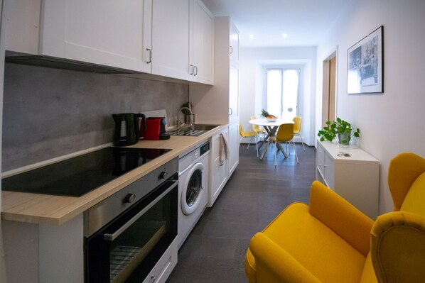 Fridge, oven, stovetop, coffee/tea maker