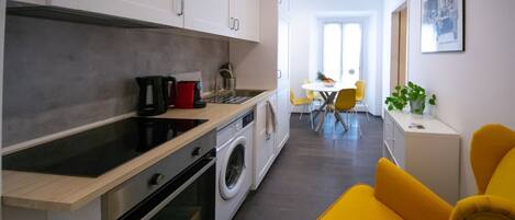 Fridge, oven, stovetop, coffee/tea maker