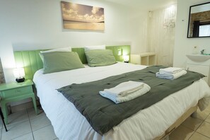 3 bedrooms, iron/ironing board, free WiFi, bed sheets