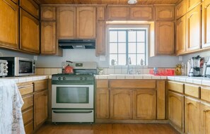 Microondas, cafetera y tetera y utensilios de cocina