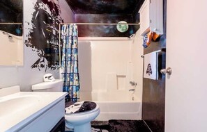 Ensemble douche/baignoire, sèche-cheveux, serviettes fournies