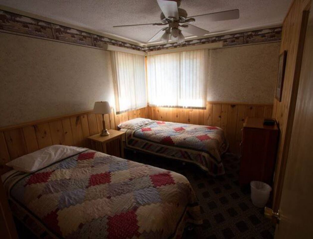 Elbow Lake Lodge: Woodside Suite 2BD/1BA Full Kitchen, living & dining rooms