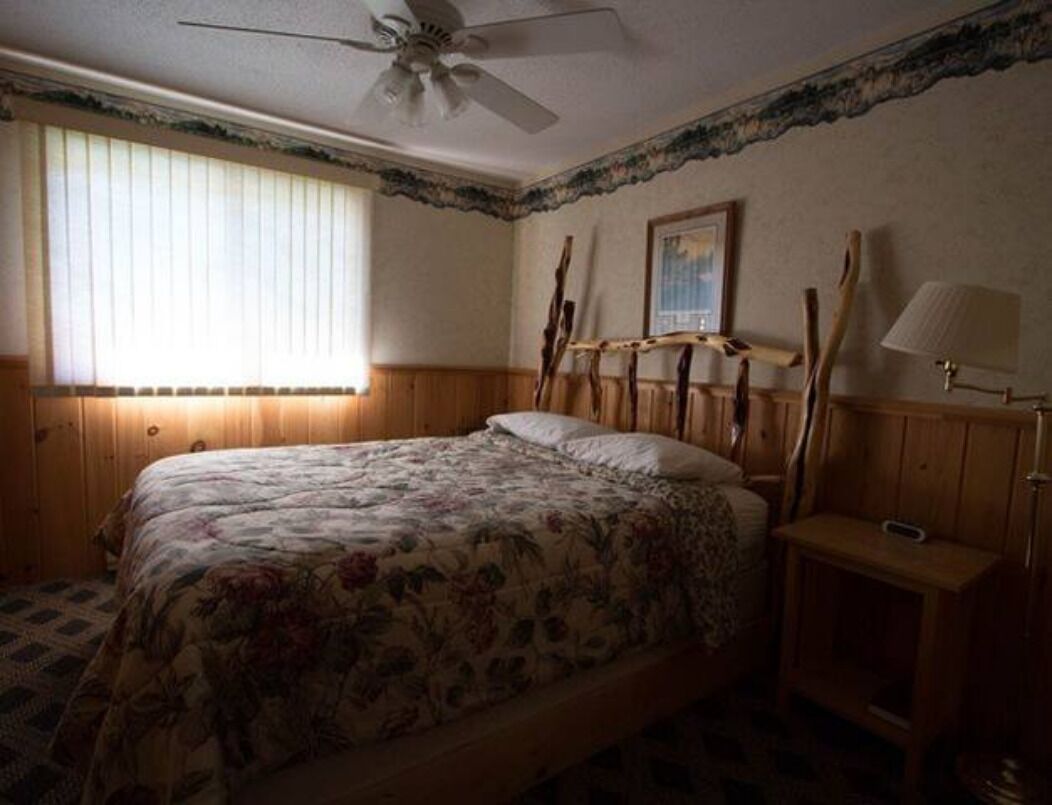 Elbow Lake Lodge: Woodside Suite 2BD/1BA Full Kitchen, living & dining rooms