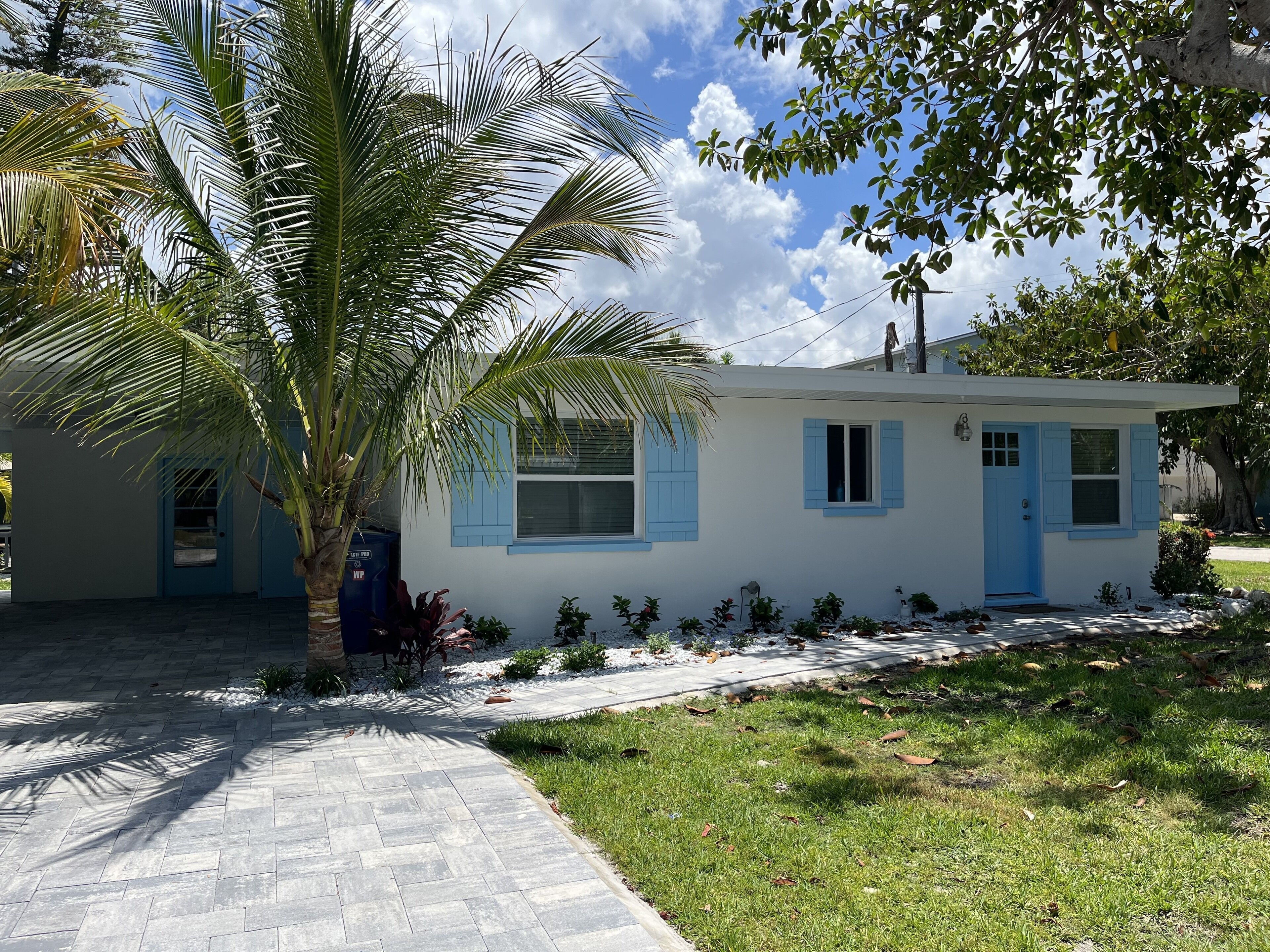 Sunny 1-bedroom island cottage with shared pool