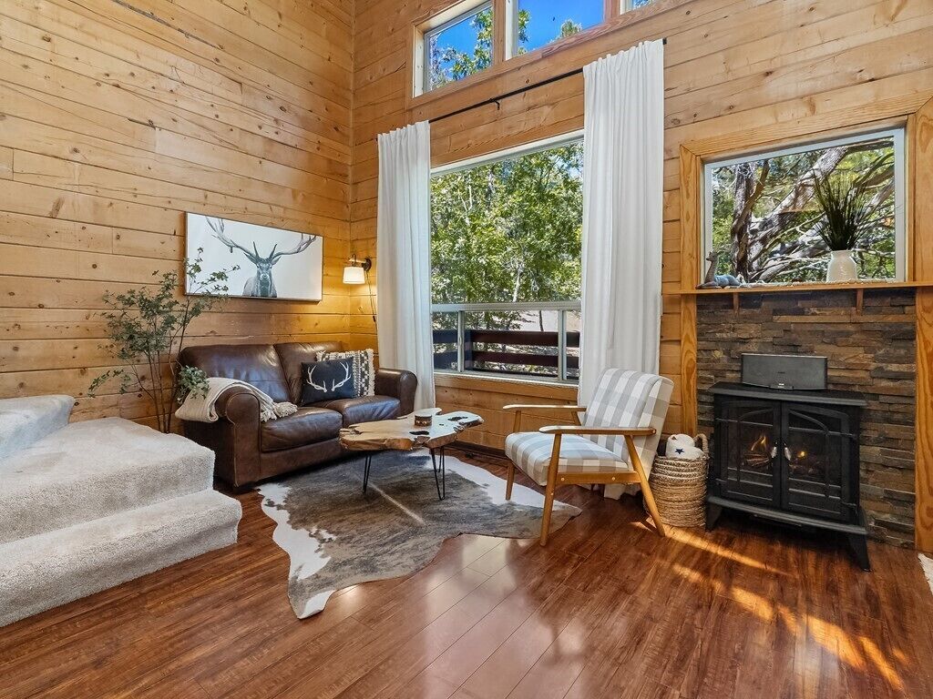 Family Fun Log Cabin - Game Room, Slide & Hot Tub!