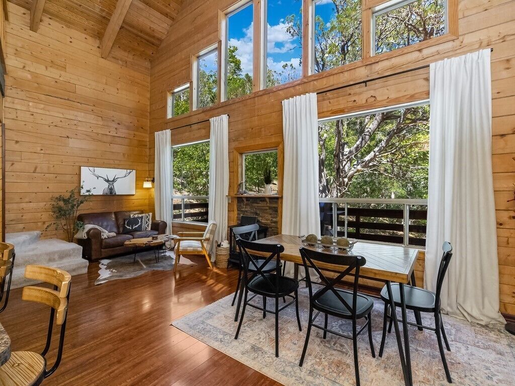 智能电视、壁炉、桌上足球、书