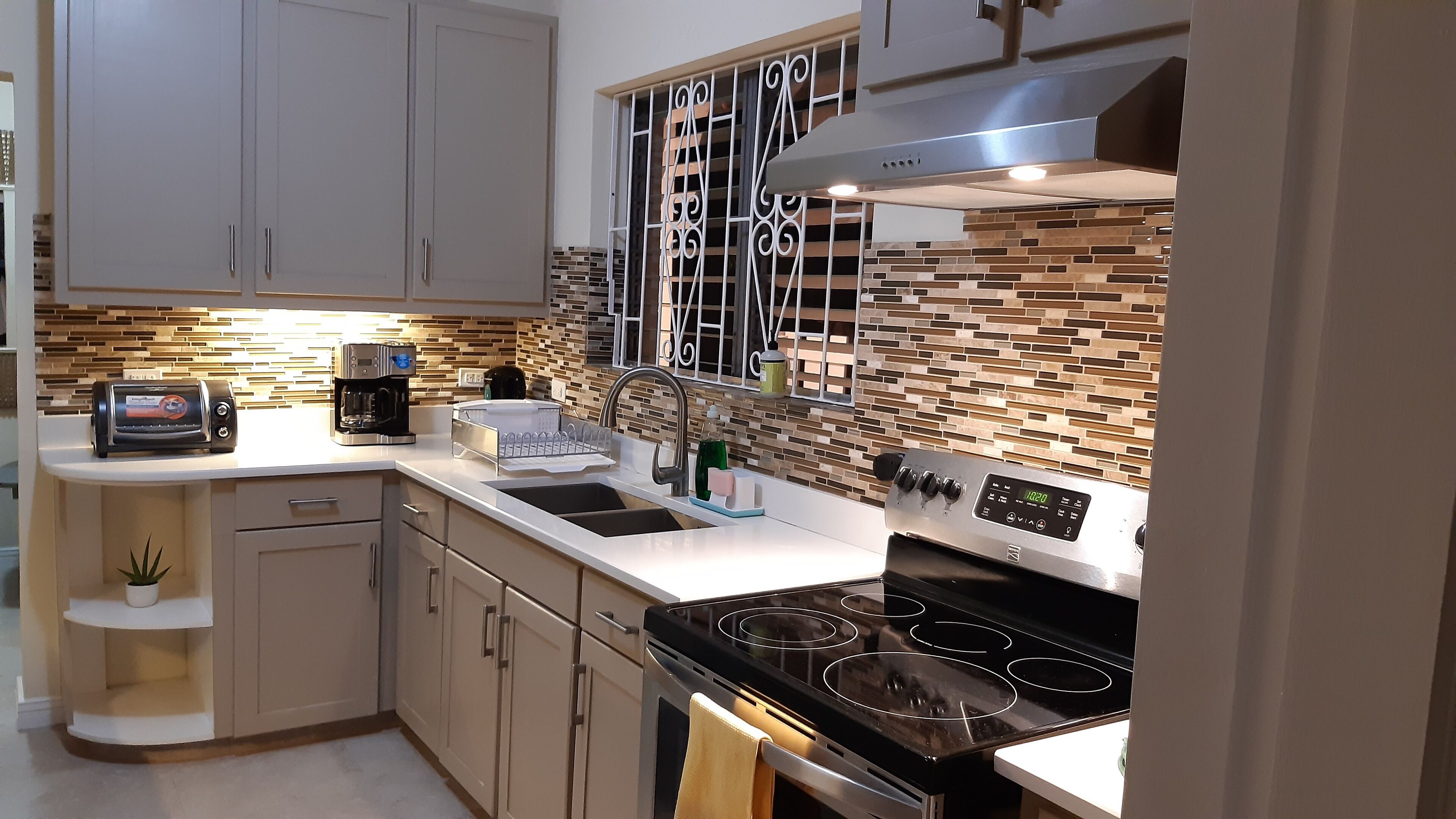 Refrigerador, microondas, horno y parrilla de estufa 