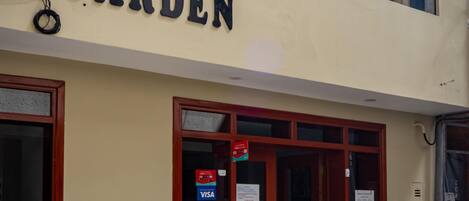 La entrada a Luz Garden, con un cartel que indica que aceptan Visa.