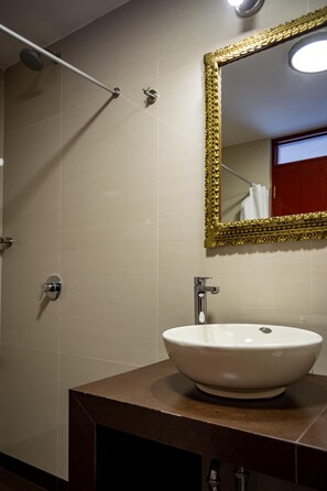 Family Room | Bathroom - HOTEL LUZ GARDEN (Machu Picchu)