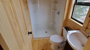 Dusj, hårføner, håndklær og såpe