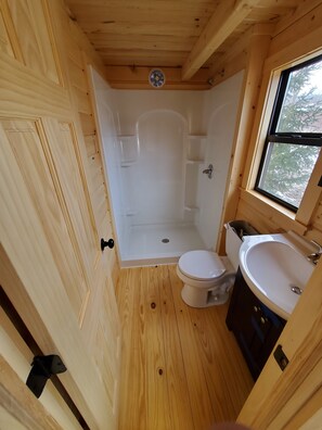 Shower, hair dryer, towels, soap - Picturesque Waterfront Log Cabin (Richfield Springs)